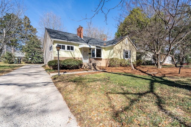 view of front of home with a front lawn