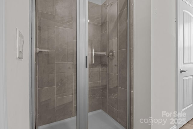 bathroom featuring a tile shower