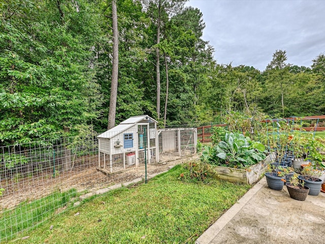 view of yard featuring an outdoor structure