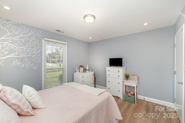 bedroom featuring light wood-style flooring, baseboards, visible vents, and recessed lighting