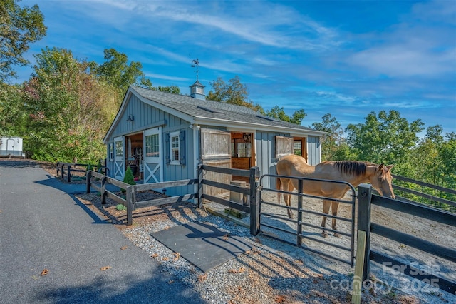 view of front of property featuring an outbuilding