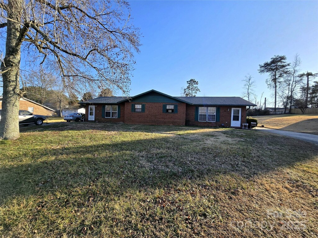 single story home with a front lawn