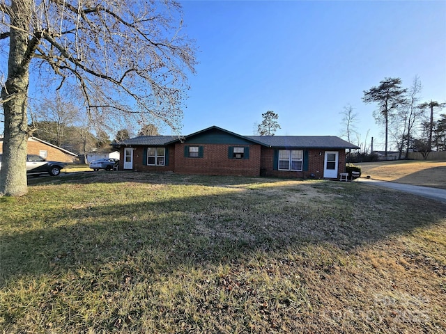 single story home with a front lawn