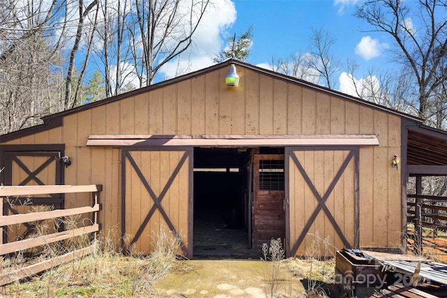 view of outdoor structure featuring an outbuilding