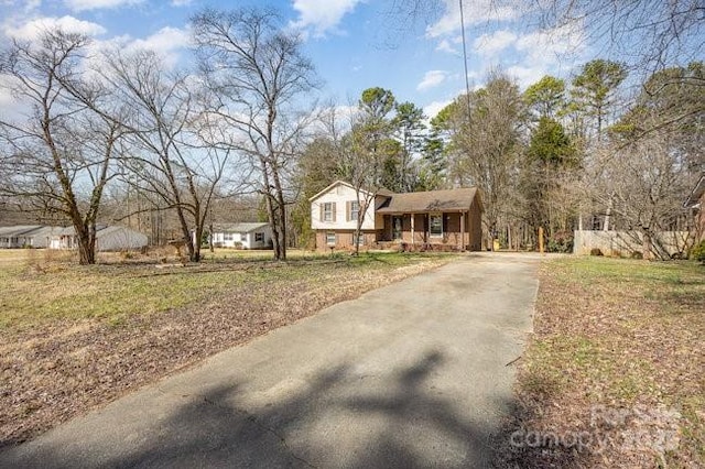 view of front of property featuring a front lawn