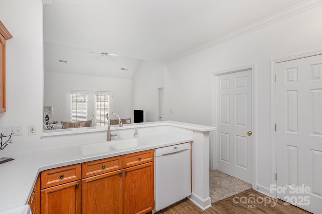 kitchen featuring kitchen peninsula, light hardwood / wood-style flooring, sink, ceiling fan, and dishwasher