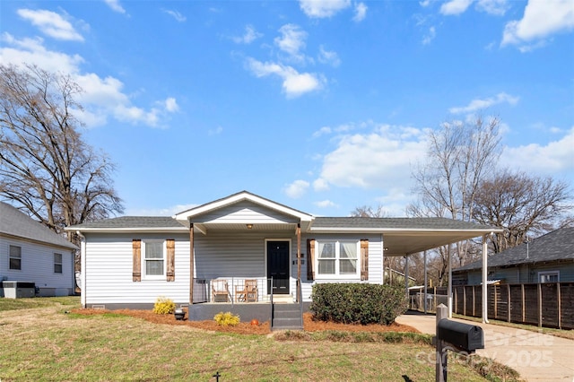 view of front facade featuring a carport, a porch, and a front yard