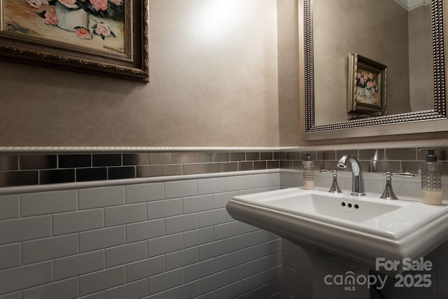 bathroom featuring tile walls