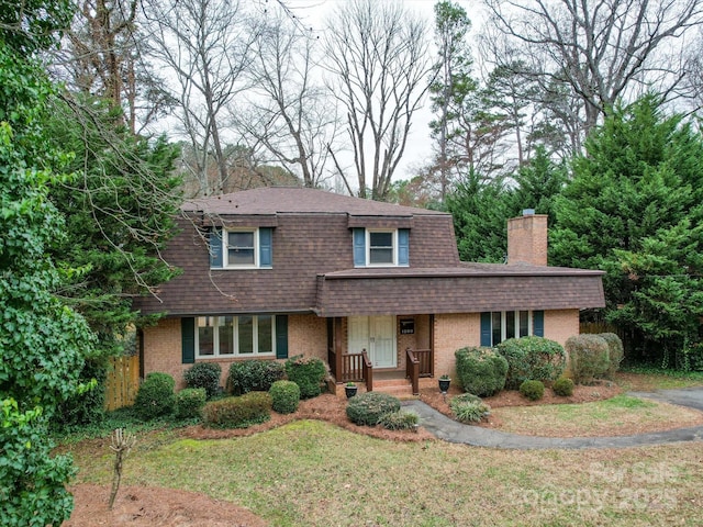 front of property with a front lawn