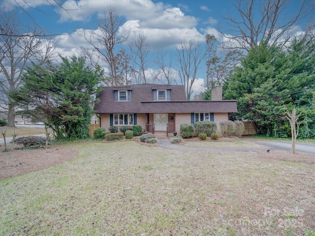 view of front facade featuring a front lawn