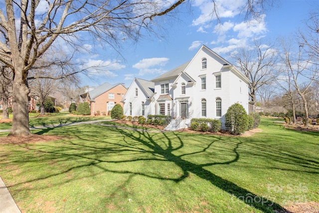 view of front of property featuring a front lawn