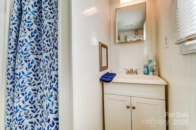 full bathroom featuring visible vents, vanity, and a shower with shower curtain