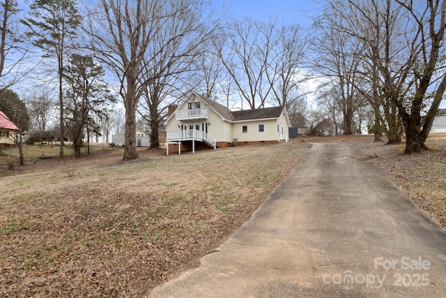 view of front of home featuring a front yard