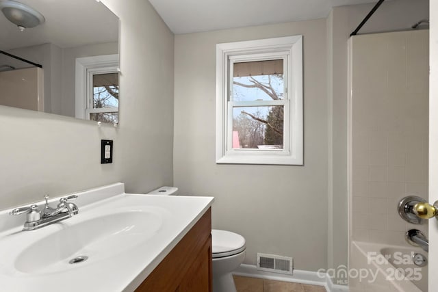 full bathroom featuring a healthy amount of sunlight, toilet, vanity, and tiled shower / bath