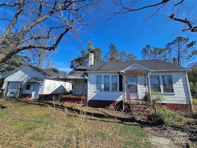 view of front of home with a front lawn