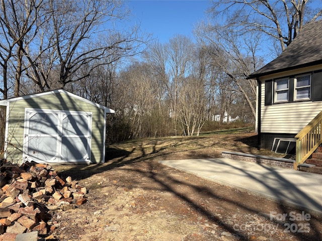 view of yard featuring a storage shed and an outdoor structure