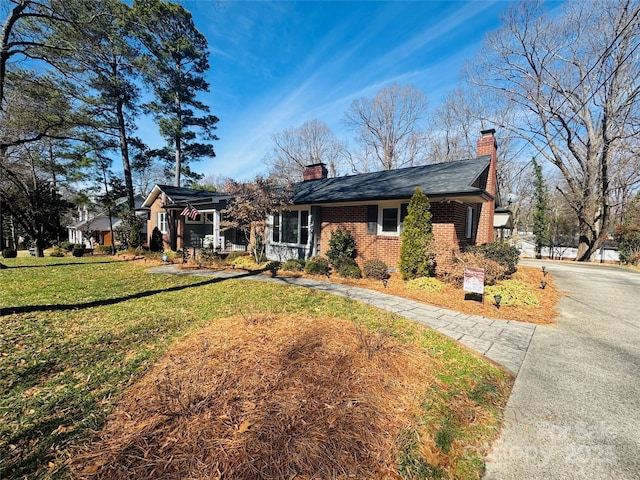 view of front of property featuring a front yard