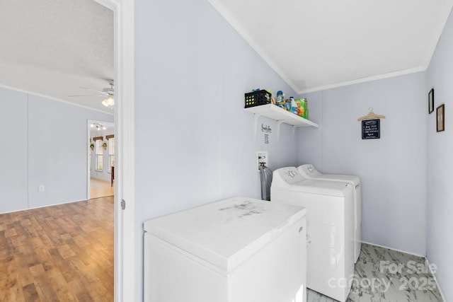 washroom featuring ornamental molding, ceiling fan, hardwood / wood-style floors, and independent washer and dryer