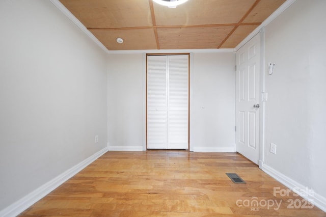 unfurnished bedroom featuring light wood-style floors, a closet, visible vents, and baseboards