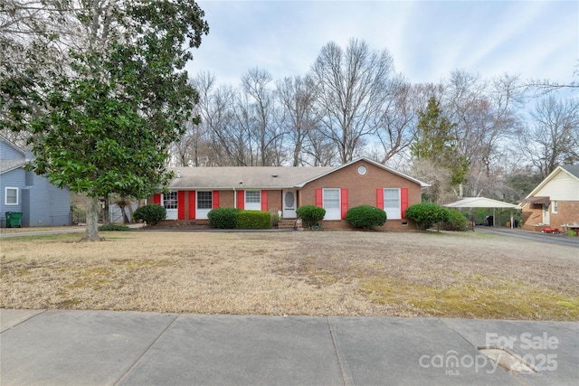 ranch-style house with entry steps and a front yard