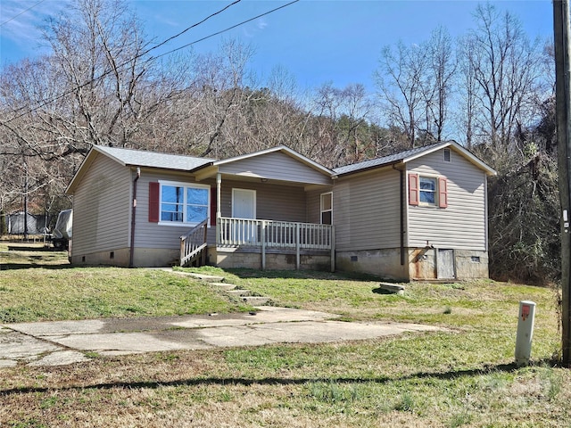 view of front of property featuring a porch and a front yard