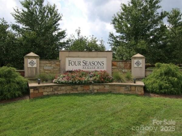 community / neighborhood sign with a lawn