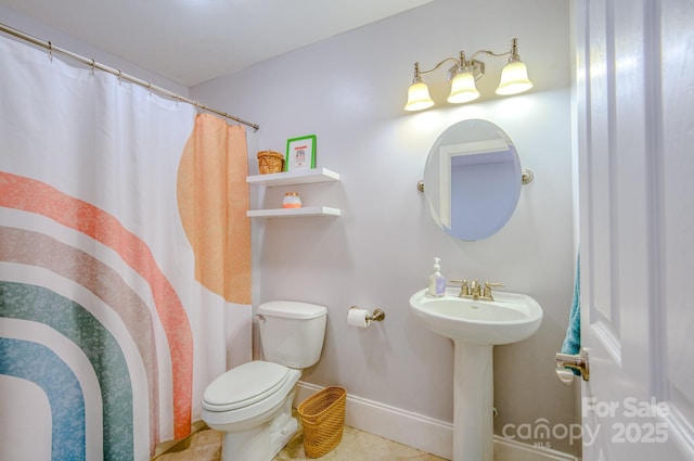 full bathroom featuring a shower with curtain, tile patterned floors, toilet, and baseboards