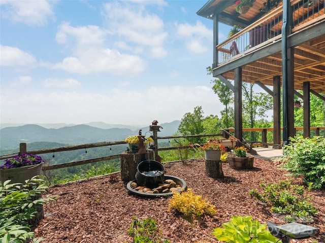 view of yard with a mountain view