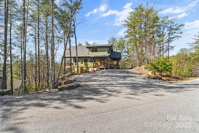 chalet / cabin with driveway