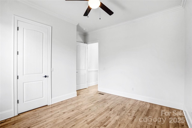 unfurnished bedroom featuring light wood-style floors, ceiling fan, baseboards, and crown molding