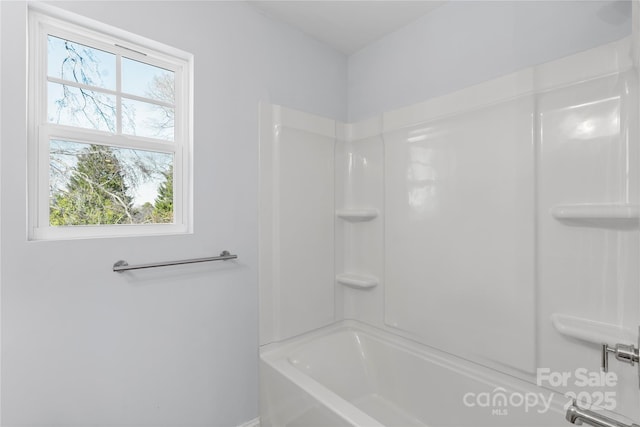 bathroom with tub / shower combination