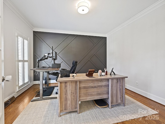 office area with light wood-style floors, plenty of natural light, baseboards, and crown molding