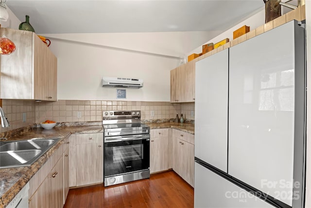 kitchen with white appliances, dark wood finished floors, backsplash, under cabinet range hood, and a sink