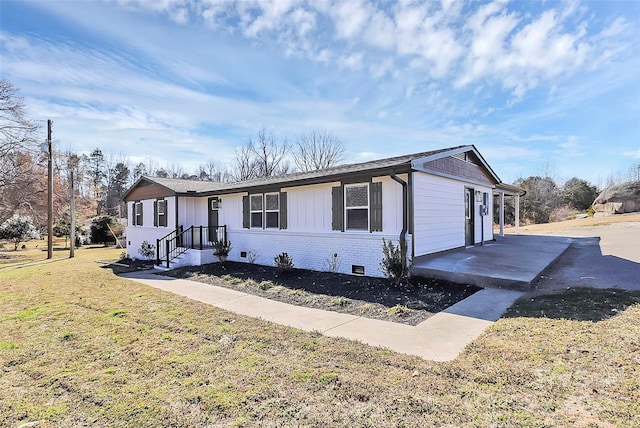 view of front of home with brick siding and a front yard