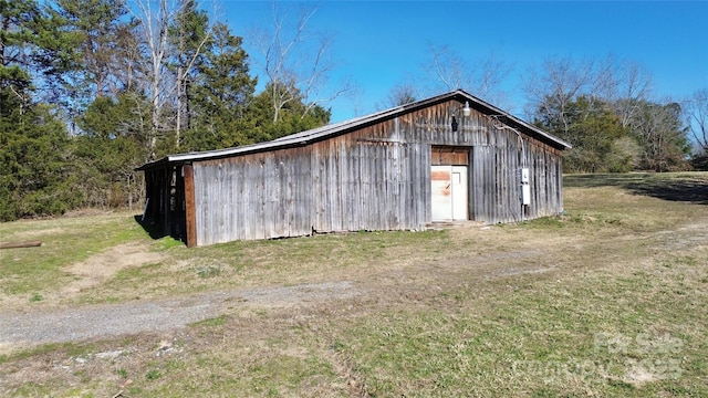 view of outdoor structure featuring an outbuilding