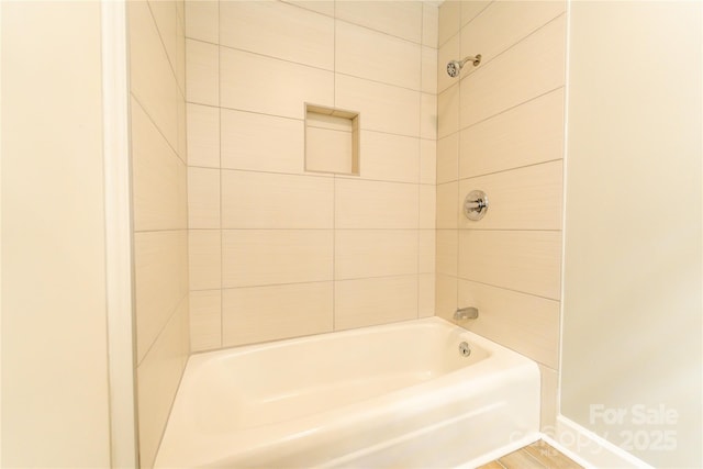 bathroom featuring tiled shower / bath