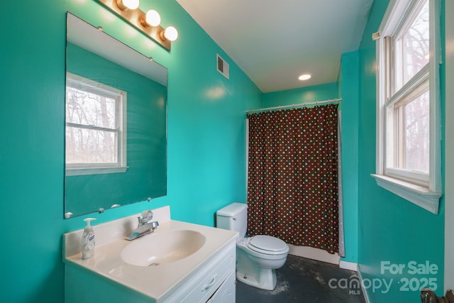 full bath featuring toilet, a shower with shower curtain, vanity, visible vents, and baseboards