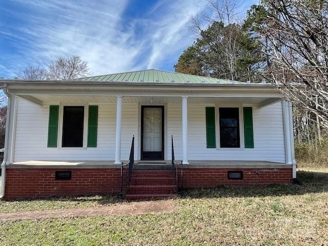 bungalow-style home with a front yard and a porch