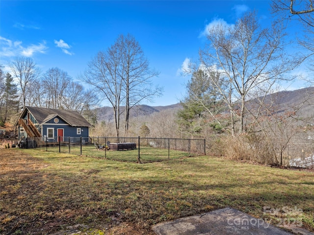 view of yard featuring a mountain view