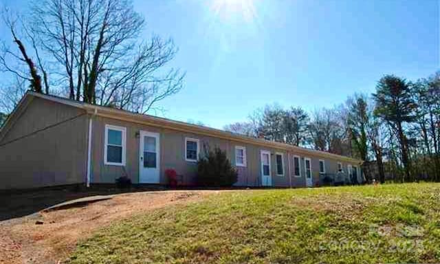 single story home with a front yard