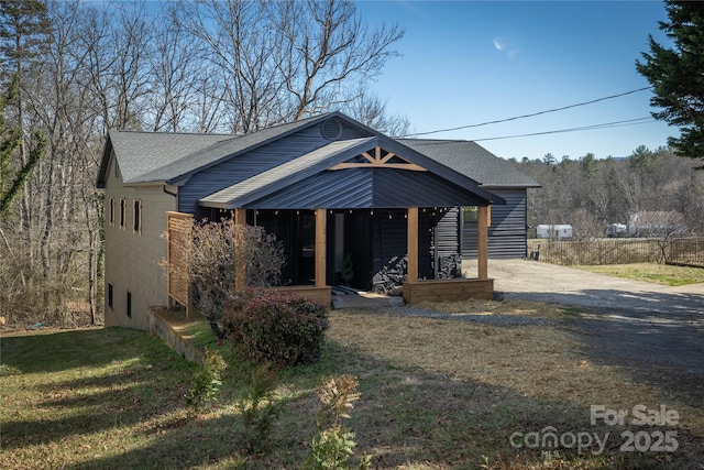 view of front of property featuring a front yard