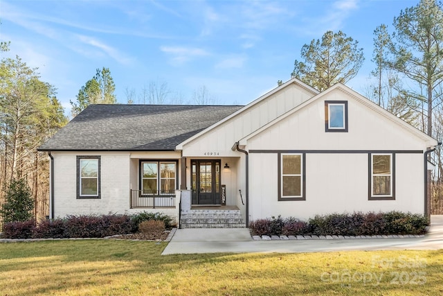 view of front of property featuring a front lawn and a porch