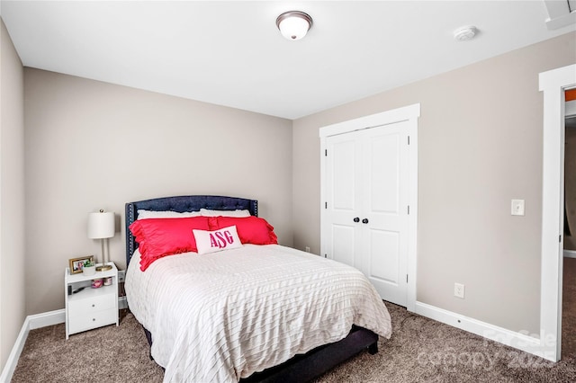 bedroom featuring a closet, baseboards, and carpet flooring