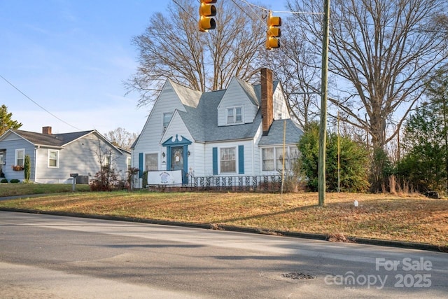 view of front of property featuring a front yard