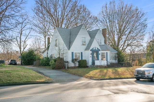 view of front facade featuring a front yard