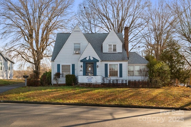 view of front of home featuring a front lawn