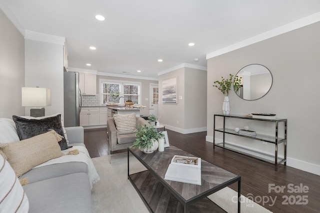 living area featuring baseboards, recessed lighting, wood finished floors, and crown molding