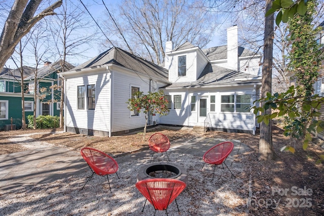 view of front of house featuring a fire pit