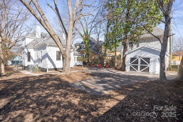 view of yard featuring an outbuilding