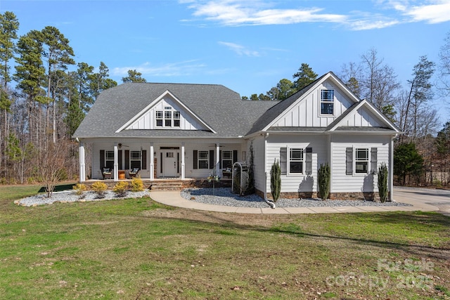 view of front facade with covered porch and a front yard